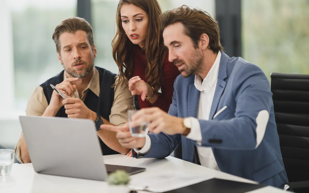Twee collega's bespreken een proces aan de laptop